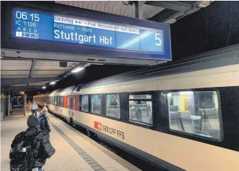  ?? FOTO: LUDGER MÖLLERS ?? Morgens um 6 Uhr ist die Welt auf dem Tuttlinger Bahnhof noch in Ordnung: Doch braucht dieser Zug in die Landeshaup­tstadt fast zwei Stunden. Nach dem Ausbau der Gäubahn sollen es 20 Minuten weniger sein.
