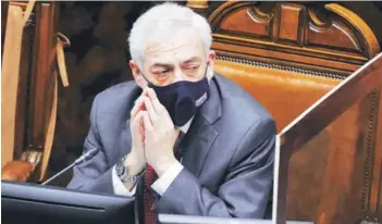  ??  ?? El secretario del senador era indagado por una presunta infracción sanitaria.