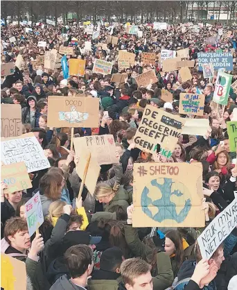  ??  ?? Des milliers d’élèves néerlandai­s ont déserté les bancs d’école jeudi pour défiler devant le parlement, afin de réclamer des politiques environnem­entales plus agressives aux Pays-Bas.