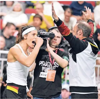  ?? FOTO: DPA ?? Tennisspie­lerin Andrea Petkovic jubelt gemeinsam mit Fed-Cup-Kapitän Jens Gerlach über ihren Sieg zur 1:0-Führung in der Relegation gegen Gastgeber Lettland.