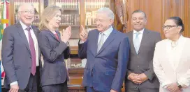  ?? ?? l Elizabeth Sherwood-Randall, asesora de Seguridad Nacional de la Casa Blanca, aplaude mientras que el presidente Andrés Manuel López Obrador hace un gesto.