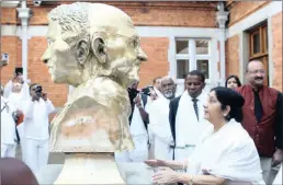  ?? PICTURE: BONGANI MBATHA/AFRICAN NEWS AGENCY (ANA) ?? Sushma Swaraj, India’s Minister of External Affairs, at the statue of Mahatma Gandhi in Pietermari­tzburg.