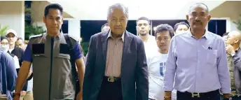  ?? — Bernama photo ?? Dr Mahathir (centre) arrives at the Perdana Leadership Foundation building Saturday night following his loss in Langkawi.