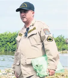  ?? FOTO EFRAÍN MOLINA. ?? BOMBERO. El cabo René Alvarado Peña se mantiene pendiente de lo que hacen los miembros de su compañía.