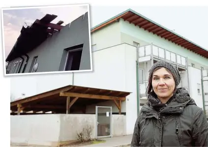  ??  ?? Frau G. vor dem ehemaligen Wohnhaus. Ein Sturm deckte Dach und Dachstuhl ab ( kl. Bild)