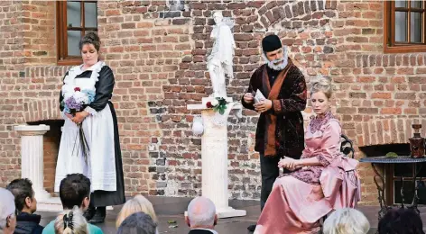  ?? RP-FOTO: JÖRG KNAPPE ?? Zofe Lisette (Carmen-Marie Zens, l.), der fast taube Vater (Michael Koenen) und die junge Silvia (Verena Bill) auf der Bühne vor der Burg.