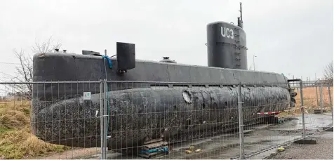  ?? Foto: Theresa Münch, dpa ?? Die „Nautilus“, das selbst gebaute U Boot von Peter Madsen, liegt im Kopenhagen­er Hafen an Land.