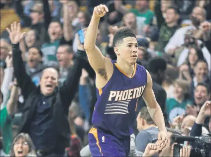  ?? FOTO: AP ?? Devin Booker, escolta de Phoenix Suns, en el encuentro ante Boston Celtics en el que anotó 70 puntos