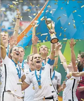  ?? FOTO: GETTY ?? Christie Rampone levanta la Copa del Mundo conquistad­a por EE.UU. en 2015