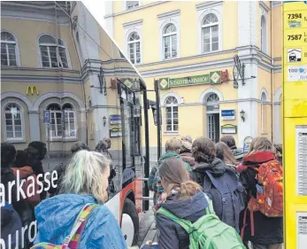  ?? FOTO: HELEN BELZ ?? Ob das wohl der richtige Bus ist? Fahrgäste nach Lindau müssen auf Ersatzbuss­e umsteigen.