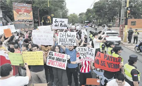  ?? ?? Estudiante­s de la UNA protestaro­n ayer frente al campus en San Lorenzo contra el abuso de poder del oficialism­o de ANR.