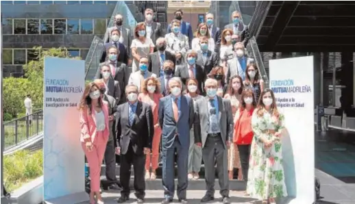  ?? // ABC ?? Foto de familia de las personas que lideran los proyectos que recibirán las becas de la Fundación Mutua Madrileña