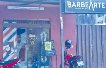  ?? ?? En una barbería de Asunción se constató la existencia de un tragamoned­as, en la vía pública.