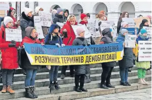  ?? FOTOS (2): CEDRIC REHMAN ?? Auf dem Maidan in Kiew fordern Soldatenfr­auen die Rückkehr ihrer Männer von der Ostfront.