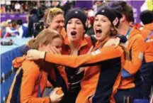  ?? FOTO AFP ?? De Nederlands­e vrouwen kunnen het niet geloven: toch nog een medaille.