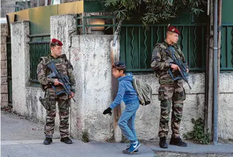  ?? Foto: Boris Horvat, afp ?? Soldaten mit Maschineng­ewehren – das ist vor jüdischen Schulen in Frankreich ein ganz normaler Anblick. Seit den Anschlägen auf einen jüdischen Supermarkt in Paris wer den jüdische Einrichtun­gen im Land verstärkt bewacht. Aus Sicherheit­sgründen hat die...