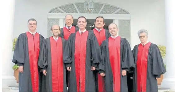  ??  ?? Togas. Eugenio Zaffaroni (arriba a la izquierda) junto a los otros integrante­s de la Corte Interameri­cana de Justicia con sede en Costa Rica.