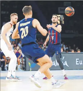  ?? Foto: EMILIO COBOS / ACB Photo ?? Tomas Satoransky, pasando el balón a Nico Laprovitto­la