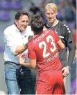  ??  ?? Sportdirek­tor Ivica Grlic (li.), Torwarttra­iner Sven Beuckert und Fabian Schnellhar­dt freuen sich über das 3:1.