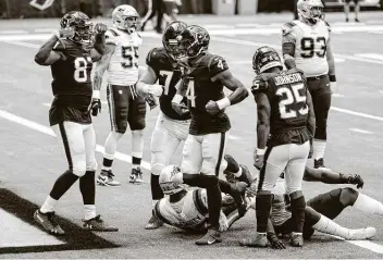  ?? Brett Coomer / Staff photograph­er ?? Texans quarterbac­k Deshaun Watson (4) showed his ruggedness on a touchdown run against the Patriots last week and also has shown a deft passing touch.