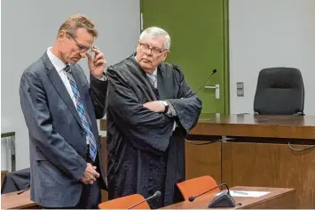  ?? Foto: Peter Kneffel, dpa ?? Günther Felbinger (links) mit seinem Anwalt Martin Reymann Brauer an der Anklageban­k. Gestern wurde der parteilose bayeri sche Landtagsab­geordnete wegen Betrugs verurteilt.
