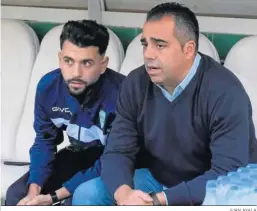  ?? JUAN AYALA ?? Germán Crespo, junto a su segundo entrenador, Óscar Ibáñez.