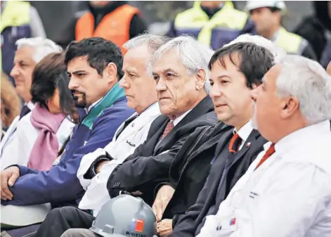  ??  ?? El Presidente Piñera enfrenta en las encuestas lo que podría ser un punto de inflexión en su gobierno.