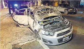  ?? (GENTILEZA EL DOCE TV) ?? Incendiado. Tras tirotearse con los policías, los delincuent­es quemaron este Chevrolet Sonic en barrio Pueyrredón.