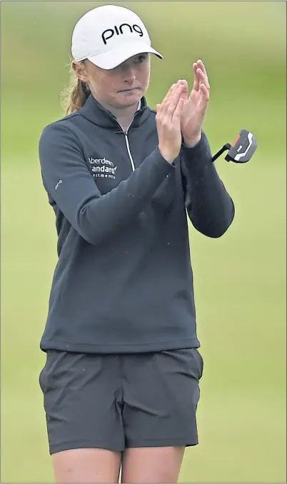  ??  ?? Amateur champion Louise Duncan applauds the gallery on 18 as she lit up a dreary Carnoustie