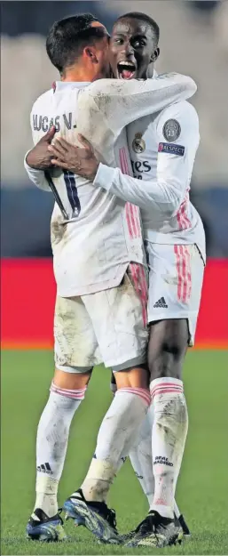  ??  ?? Lucas Vázquez se abraza a Mendy tras el golazo del francés.
