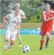  ?? FOTO: FLORIAN WOLF ?? Deutschlan­ds Leonie Zilger (Nummer 15) erzielte gegen die Schweiz das Tor zum 4:0-Endstand. ,