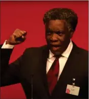  ?? ?? Swadepas formand Jan Sithole taler på Socialdemo­kratiets kongres i Aalborg. Misbrugssa­gen har udspillet sig efter hans død. Foto: Screendump fra YouTube.