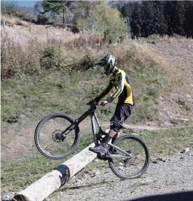  ??  ?? C’est l’impulsion : le pilote projette le buste vers le haut, preuve que c’est le haut du corps qui est moteur. Les jambes se tendent au maximum, la roue arrière ne va pas tarder à suivre le pilote et à décoller.