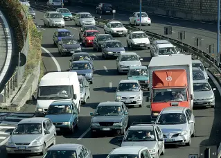  ??  ?? Interventi urgenti
I lavori in tangenzial­e rallentano il traffico