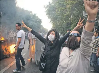  ?? / AP ?? Mujeres protestan en Teherán, en los días iniciales de la revuelta que aún no concluye.