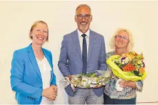  ?? FOTO: SUSANNE GRIMM ?? Landrätin Stefanie Bürkle gratuliert dem wiedergewä­hlten Neufraer Bürgermeis­ter Reinhard Traub und dessen Ehefrau Alexandra zur zweiten Amtszeit.