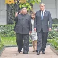  ??  ?? Donald Trump (d) junto a Kim Jong Un, durante una parte del segundo encuentro entre ambos, en febrero de este año.