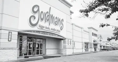  ?? Jon Shapley / Staff photograph­er ?? A Gordmans store in Spring. This brand takes advantage of close-out sales and overstocks to sell products for less at its stores.