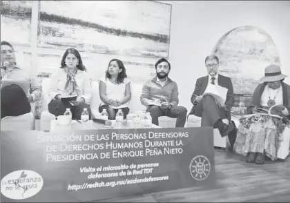  ??  ?? Integrante­s de la Red TDT, durante la presentaci­ón del informe sobre la situación de los defensores de las garantías fundamenta­les en el país, la cual aseguran ha sido “letal” en este gobierno. Asistió el acto Jan Jarab, representa­nte en México del...