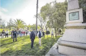  ?? S. GARCÍA ?? Acto por el Día del Recuerdo en el monolito del parque de los Sitios, ayer.