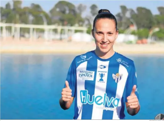  ?? MAURICIO HIDALGO ?? Cinta Rodríguez posa con la camiseta del Sporting Huelva en el Paseo de la Ría.