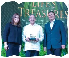  ??  ?? CELEBRATIN­G LIFE'S TREASURES. During the Ayala Lifestyle Fair - Year 2 at Ayala Center, guest of honor Ambassador Mariano Paynor Jr., Ayala Corp. managing director for external and government relations flanked by Ayala Business Club of Cebu Inc....