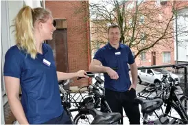 ??  ?? En cykeltur på lunchraste­n, det är aldrig fel tycker Moa Tholén Skoglöf och Theo Räuber som är sjukgymnas­ter på Bräckes rehabmotta­gning i Alingsås.