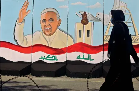  ?? (Afp) ?? Pace Un murale che raffigura Papa Francesco sulle mura esterne della Chiesa Sayidat al-Najat (Nostra Signora della Salvezza) a Bagdad. Il Papa visiterà Mosul ma anche la capitale irachena
