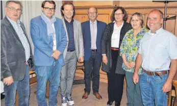  ?? FOTO: JENS GESCHKE ?? Die Vorstandsc­haft mit Eßlingens Ortsvorste­her Hartmut Wanderer, den Bürgermeis­tern Simon Axt, Jochen Arno, Berhard Flad und Heike Ollech sowie Schriftfüh­rerin Silvia Müller und Bürgermeis­ter Martin Hall (von links).