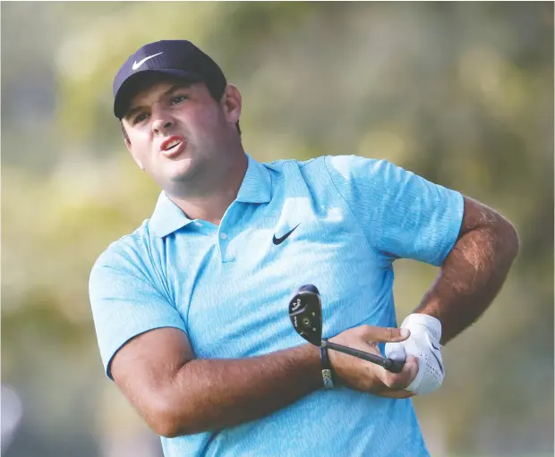  ?? JAMIE SQUIRE / GETTY IMAGE ?? Patrick Reed of the United States watches his shot on the 18th hole during the second round of the 120th U.S. Open Championsh­ip Friday at Winged Foot Golf Club in Mamaroneck, N.Y. He holds a one-stroke lead over Bryson Dechambeau.