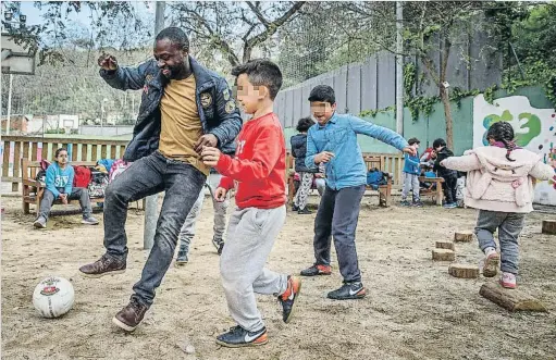  ?? DAVID AIROB ?? Jacinto Elá jugant a futbol amb els seus alumnes de l’escola Poble-sec