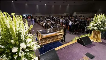  ?? (Photo EPA) ?? Les funéraille­s ont été fermées au public. En raison de l’épidémie de coronaviru­s, la capacité d’accueil de l’église baptiste Fountain of Praise, dans le sud-ouest de Houston, a été limitée à  personnes.