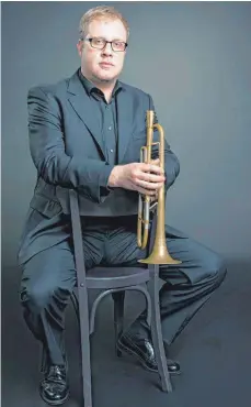  ?? FOTO: BEN KNABE ?? Der aus Oberkochen stammende Axel Schlosser ist einer der profiliert­esten Jazztrompe­ter. Heute Abend spielt er in der Carl-Zeiss-Kulturkant­ine erstmals mit dem Dieter-Ilg-Trio zusammen.