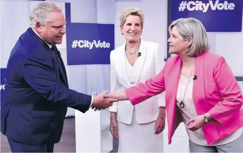  ?? FRANK GUNN / THE CANADIAN PRESS ?? Liberal Premier Kathleen Wynne, centre, looks as Progressiv­e Conservati­ve Leader Doug Ford and NDP Leader Andrea Horwath shake hands at the Ontario Leaders debate in Toronto on Monday.